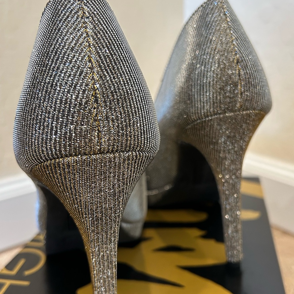 ✨HP✨ Fabulous Silver/Gold Shimmer Heels - Size 7 - Picture 11 of 11